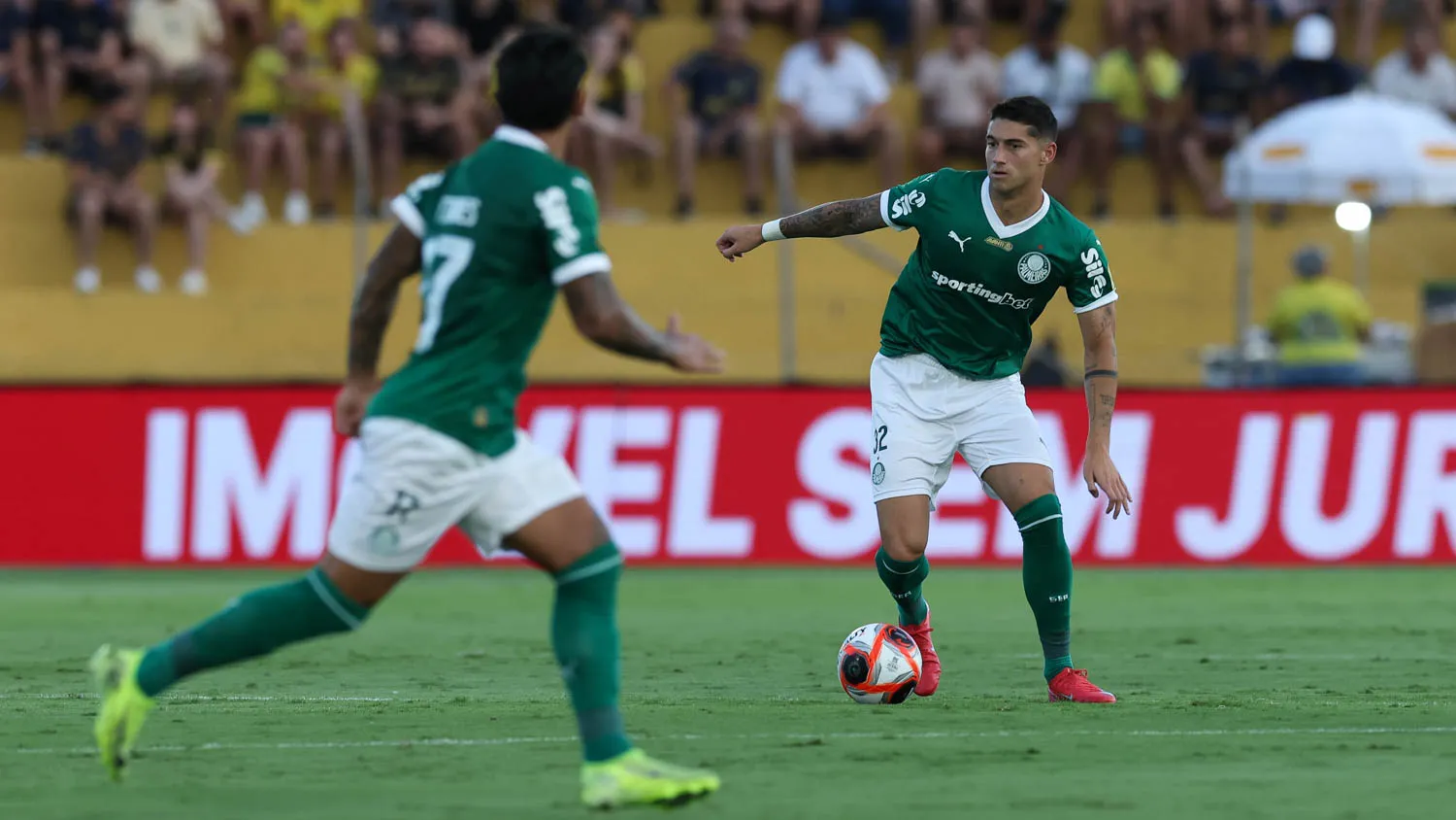 O jogador Emiliano Martínez, da SE Palmeiras, em jogo contra a equipe do Mirassol FC, durante partida válida pela fase de grupos, do Campeonato Paulista, Série A1, no Estádio Municipal José Maria de Campos Maia. (Foto: Cesar Greco/Palmeiras/by Canon)