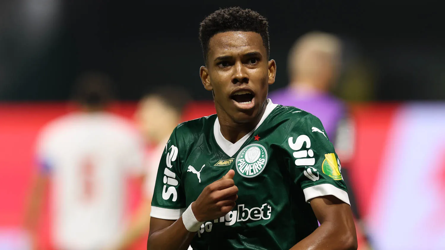 O jogador Estêvão, da SE Palmeiras, comemora seu gol contra a equipe do Botafogo FC, durante partida válida pela fase de grupos, do Campeonato Paulista, Série A1, na arena Allianz Parque. (Foto: Cesar Greco/Palmeiras/by Canon)
