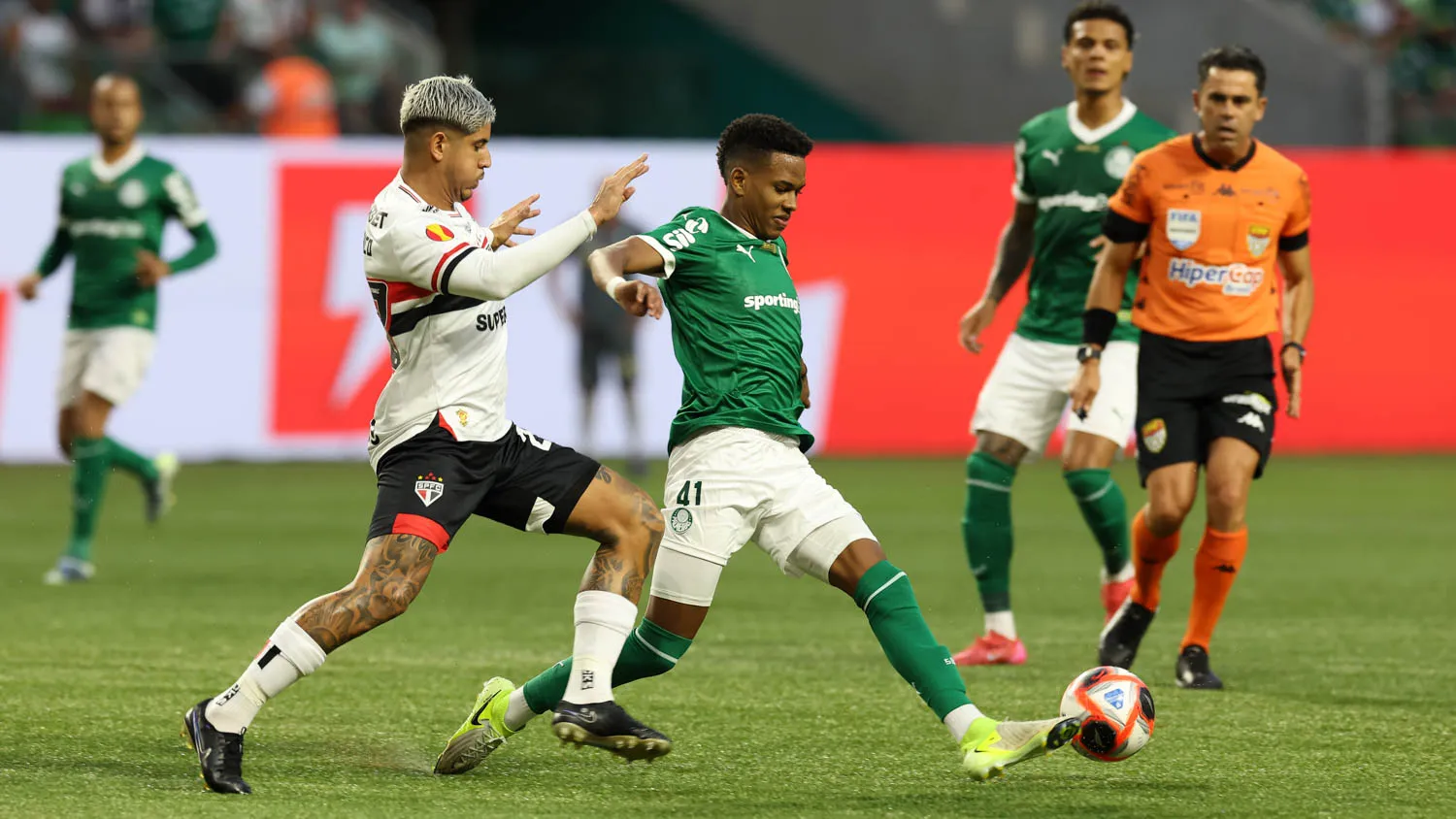 O jogador Estêvão, da SE Palmeiras, disputa bola com o jogador do São Paulo FC, durante partida válida pela fase de grupos, do Campeonato Paulista, Série A1, na arena Allianz Parque. (Foto: Cesar Greco/Palmeiras/by Canon)