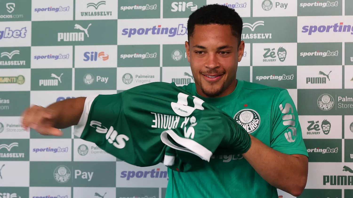 O jogador Vitor Roque é apresentado como mais novo atleta da SE Palmeiras, na Academia de Futebol. (Foto: Cesar Greco/Palmeiras/by Canon)