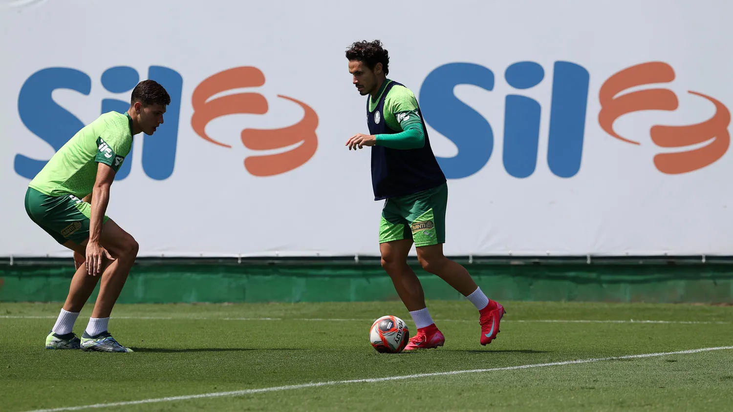 Os jogadores Benedetti e Raphael Veiga (D), da SE Palmeiras, durante treinamento, na Academia de Futebol. (Foto: Cesar Greco/Palmeiras/by Canon)