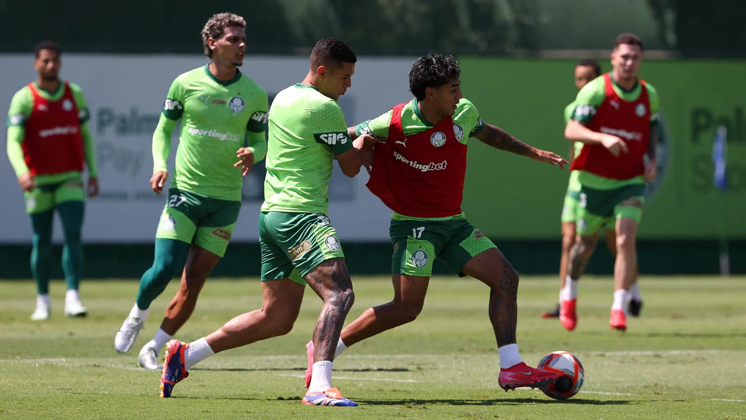 Os jogadores Naves e Facundo Torres (D), da SE Palmeiras, durante treinamento, na Academia de Futebol. (Foto: Cesar Greco/Palmeiras/by Canon)