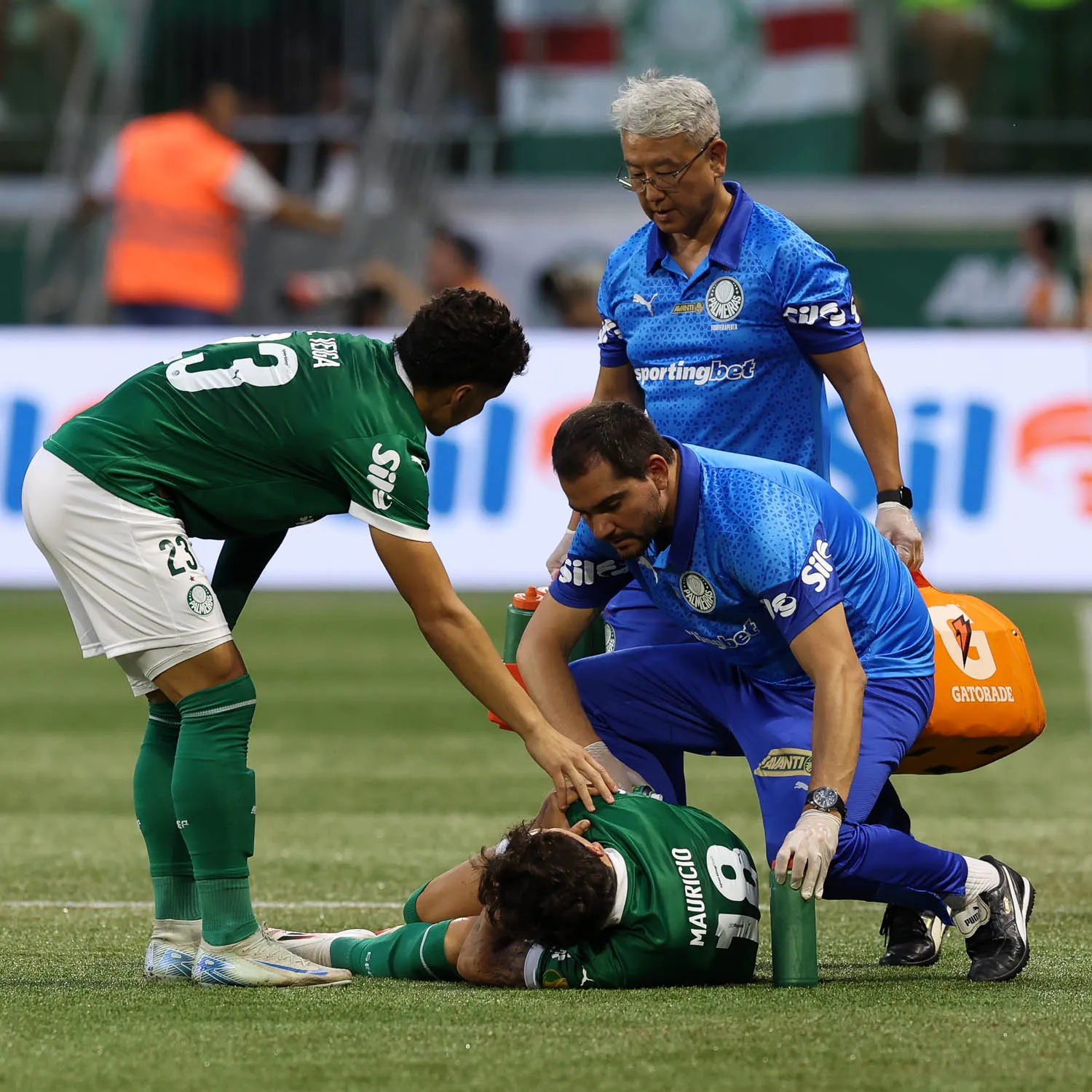 Os jogadores Raphael Veiga e Mauricio, o médico Gilberto Cunha e o fisioterapeuta Marcelo Gondo (E/D), da SE Palmeiras, em jogo contra a equipe do São Paulo FC, durante partida válida pela fase de grupos, do Campeonato Paulista, Série A1, na arena Allianz Parque. (Foto: Cesar Greco/Palmeiras/by Canon)