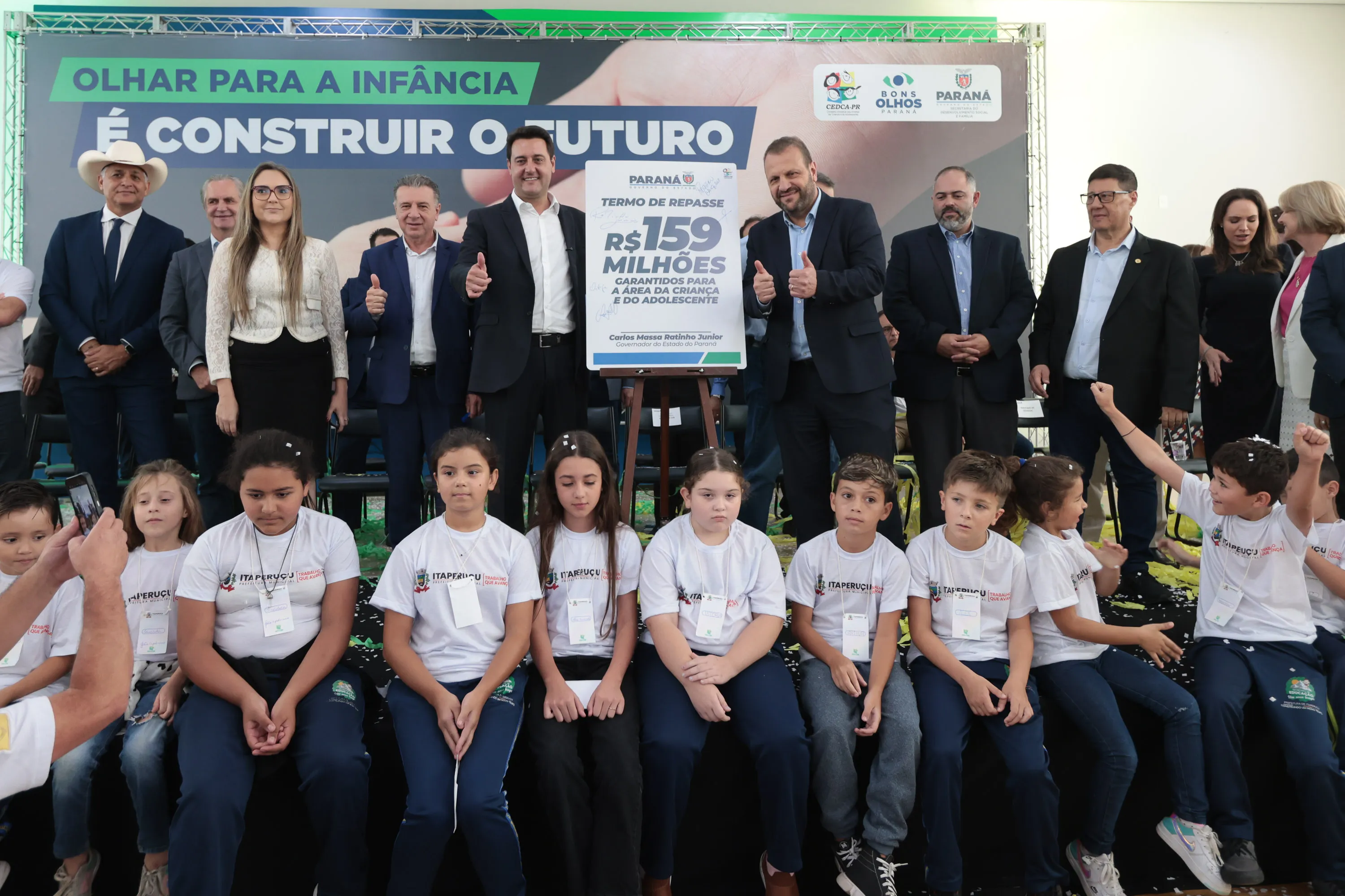 O governador Carlos Massa Ratinho Junior anuncia nesta terça-feira (01) dois grandes programas voltados para a infância. Um a liberação de R$ 159 milhões do Fundo para a Infância e Adolescência para os 399 municípios e o projeto Acuidade Visual, que beneficiará crianças da rede pública de ensino.