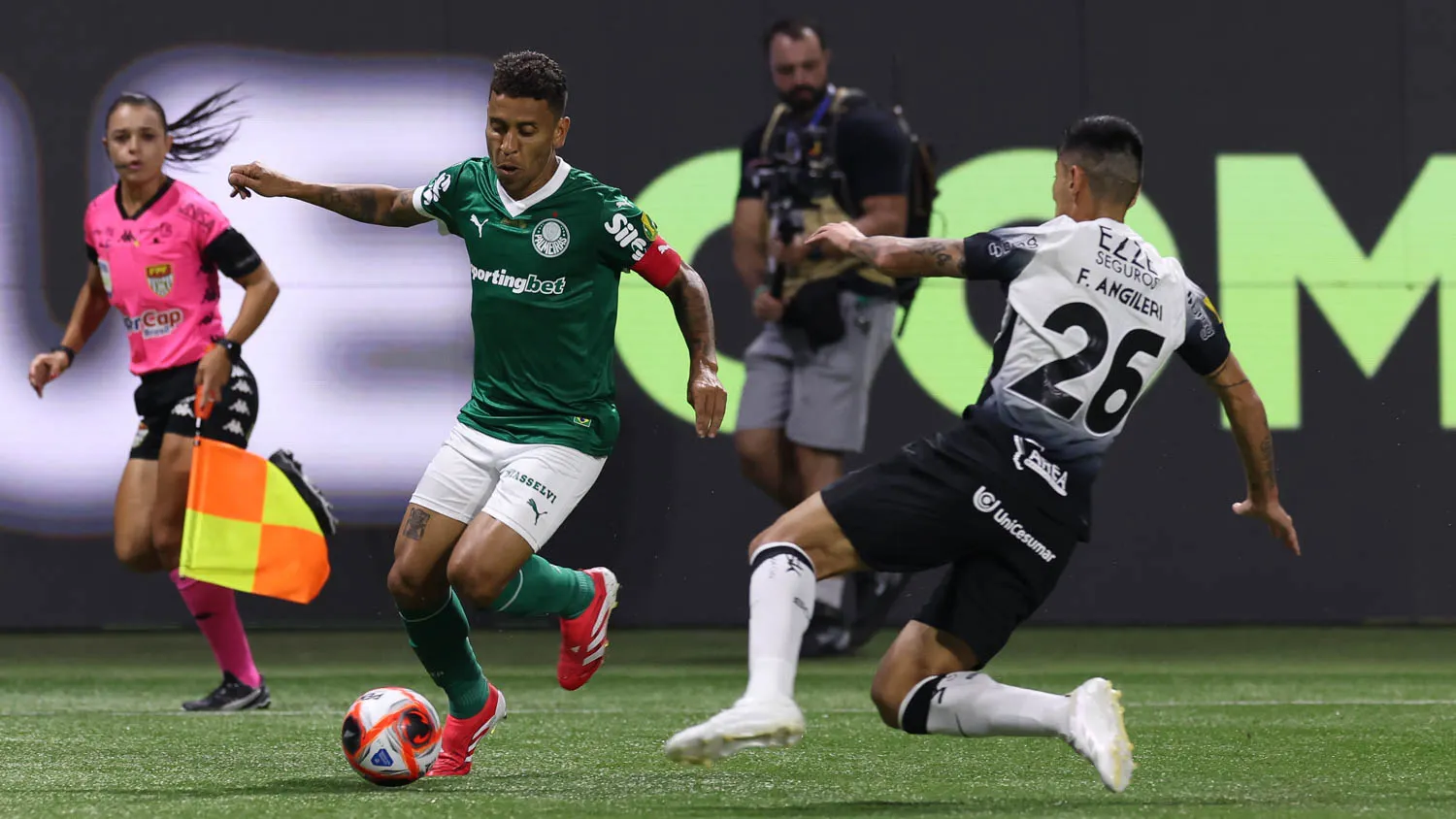 O jogador Marcos Rocha, da SE Palmeiras, disputa bola com o jogador do SC Corinthians P, durante partida válida pelas finais, do Campeonato Paulista, Série A1, na arena Allianz Parque. (Foto: Cesar Greco/Palmeiras/by Canon)