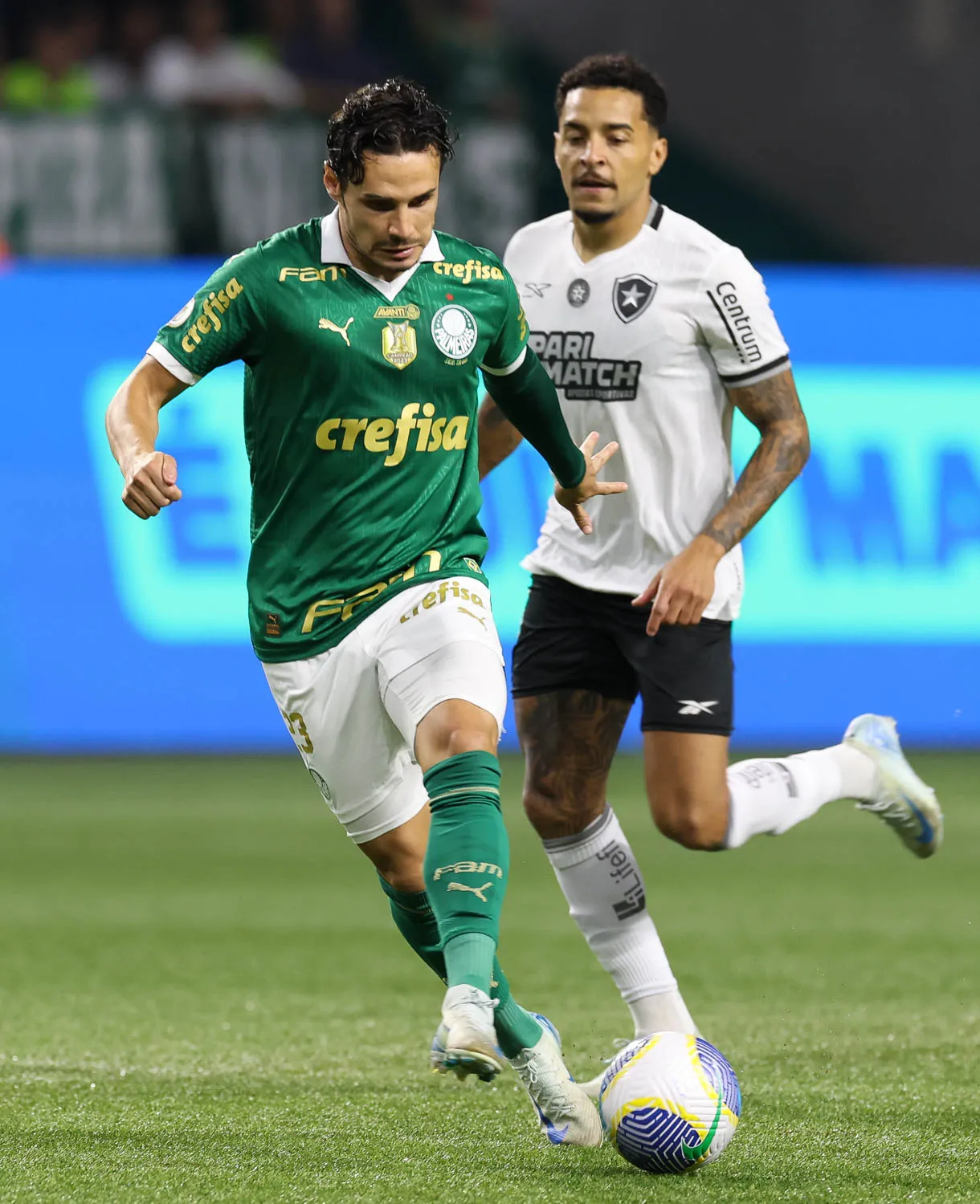 O jogador Raphael Veiga, da SE Palmeiras, em jogo contra a equipe do Botafogo FR, durante partida válida pela trigésima sexta rodada, do Campeonato Brasileiro, Série A, na arena Allianz Parque. (Foto: Cesar Greco/Palmeiras/by Canon)