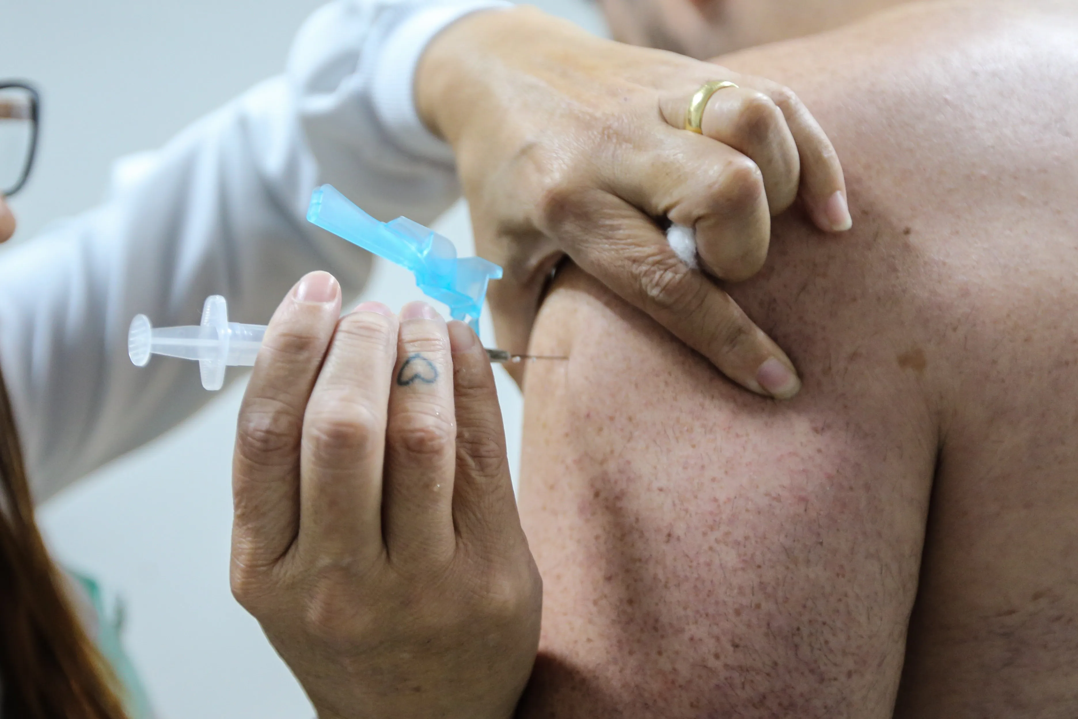 Paraná divulga números da gripe e reforça a prevenção. A vacinação contra a gripe terminou em 31 de maio  para o público-alvo da campanha. O saldo de doses está disponível para toda a população a partir de 03/06. A secretaria estadual segue orientação do Ministério da Saúde de atingir 90% de cobertura vacinal.
   Curitiba, 06/06/2019 -  Foto: Geraldo Bubniak/ANPr