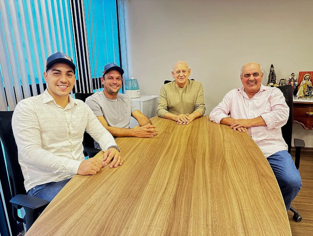 Prefeito Washington e comitiva no gabinete do deputato
