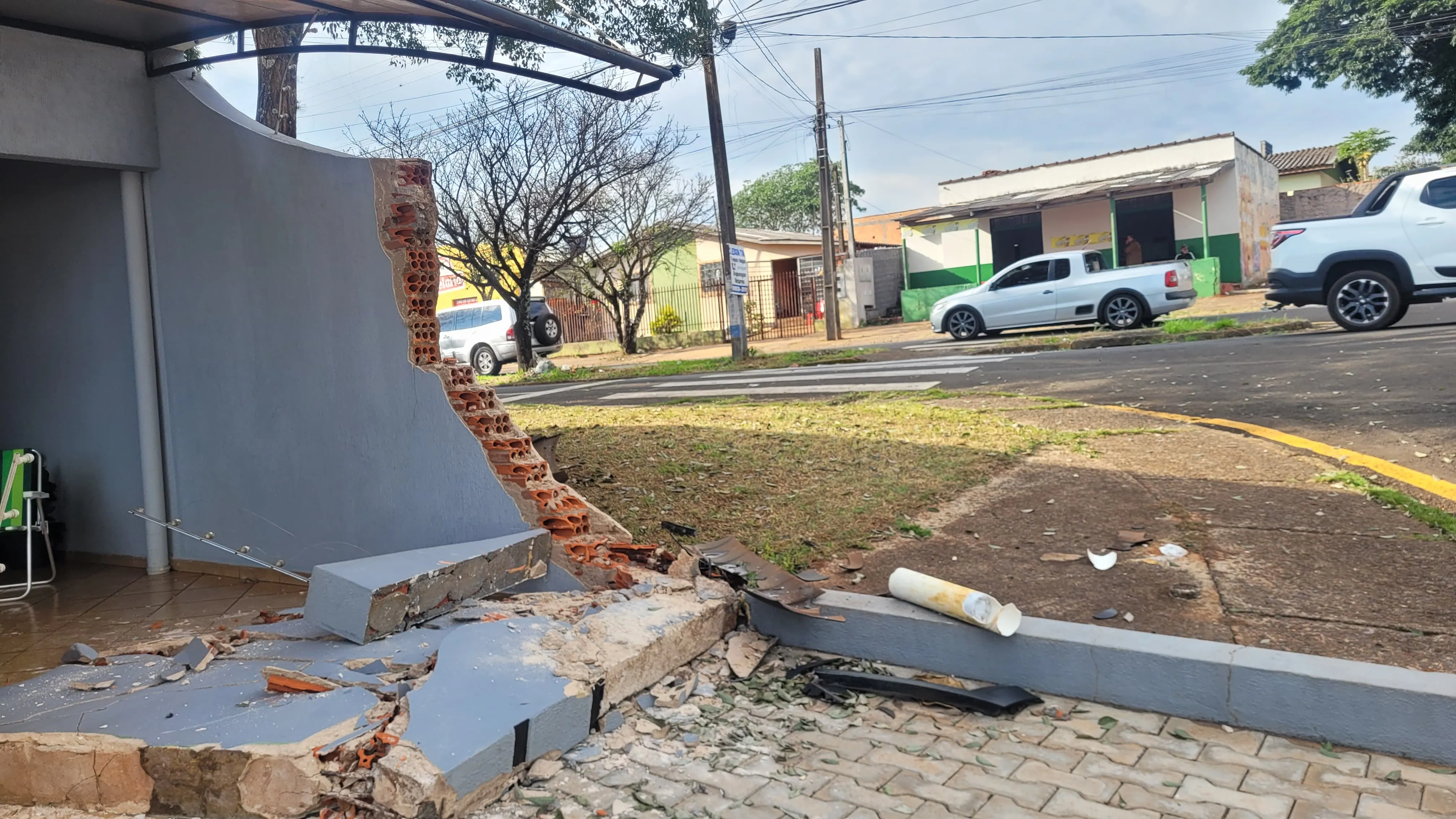 Muro ficou destruído