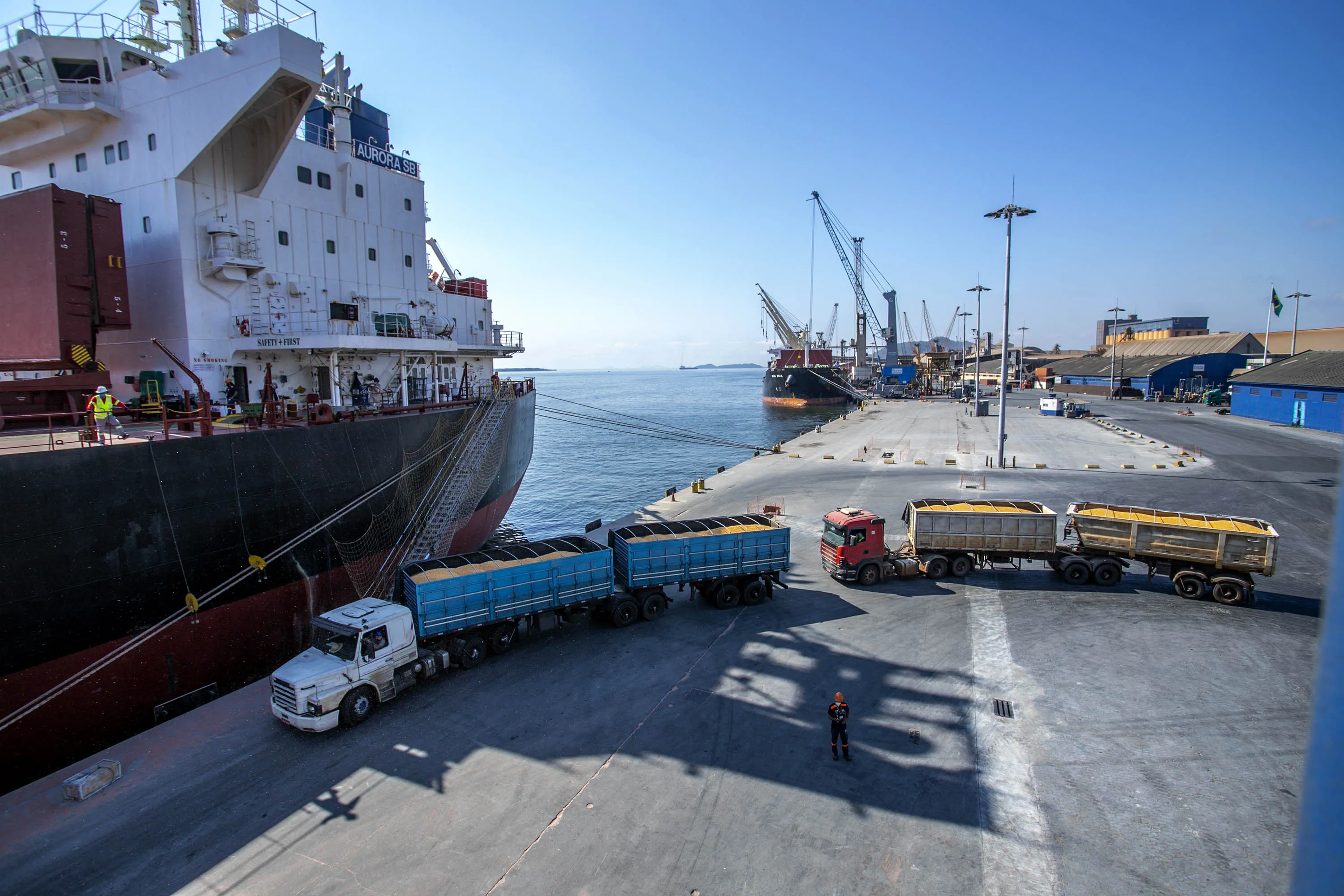 Navio programado para quarta-feira (28) vai descarregar 32 mil toneladas do cereal. Desde o início do ano, já são quatro embarcações recebidas no porto paranaense com milho importado. - Paranaguá, 27/07/2021  -  Foto: Claudio Neves/Arquivo Portos do Paraná-primeira operação, em Maio/21