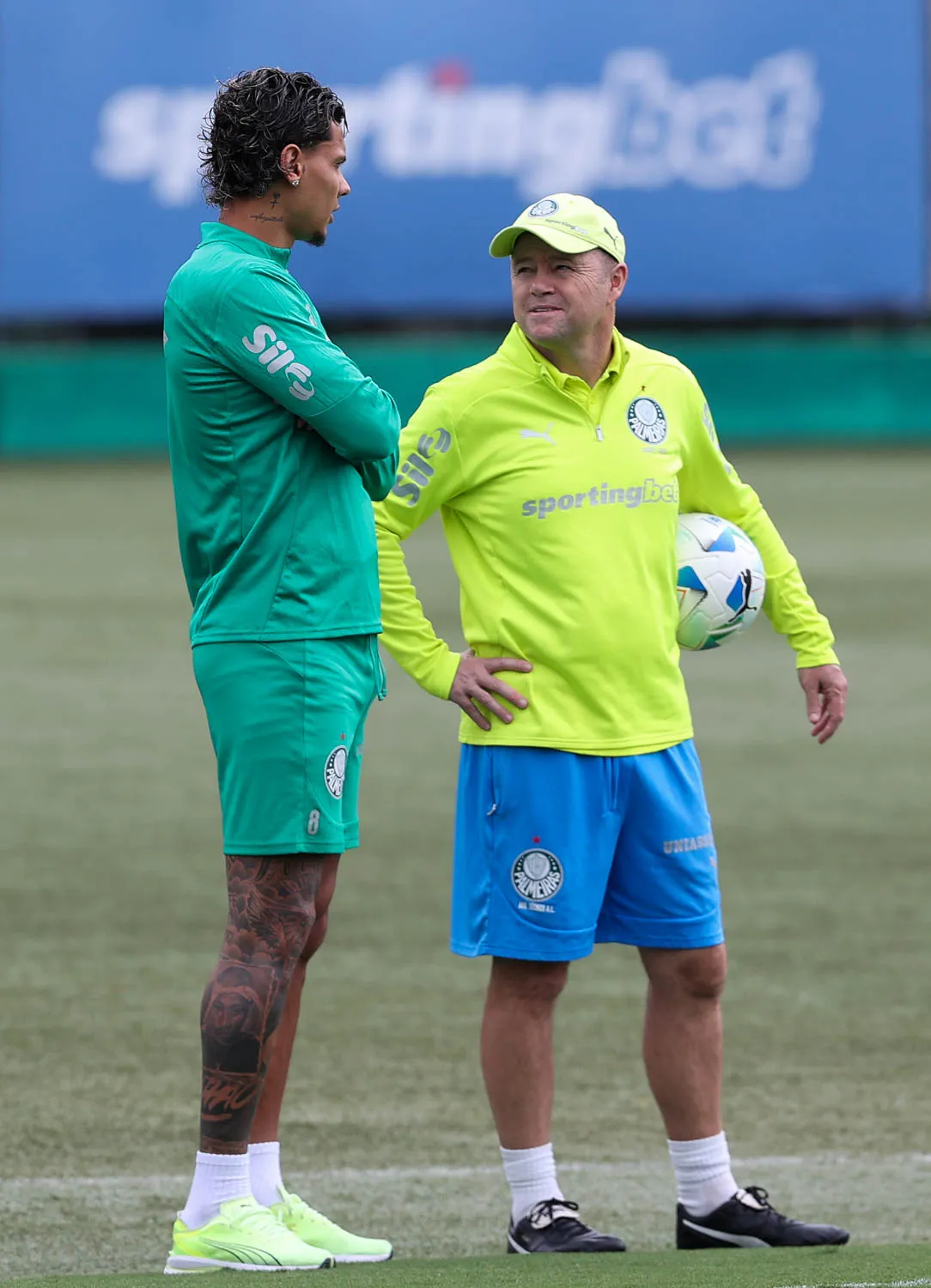 O auxiliar técnico Andrey Lopes e o jogador Richard Ríos (E), da SE Palmeiras, durante treinamento, na Academia de Futebol. (Foto: Cesar Greco/Palmeiras/by Canon)