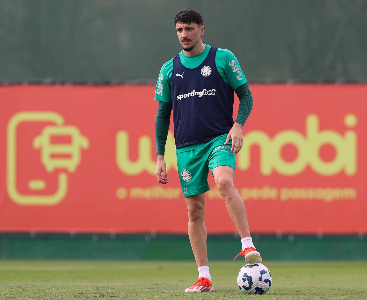 O jogador Joaquín Piquerez,  SE Palmeiras, durante treinamento, na Academia de Futebol. (Foto: Cesar Greco/Palmeiras/by Canon)