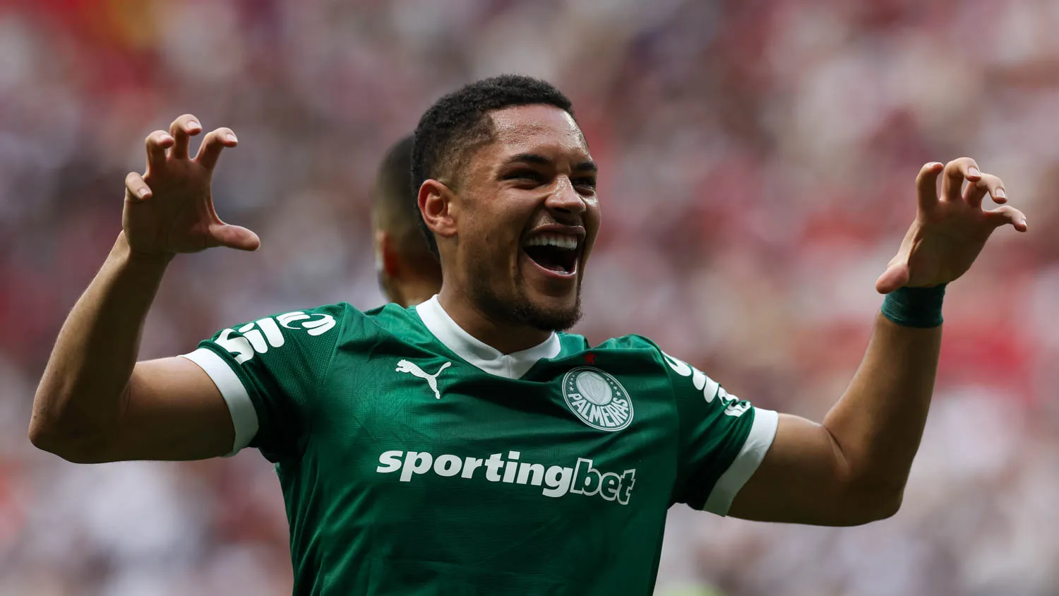 O jogador Vitor Roque, da SE Palmeiras, comemora seu gol contra a equipe do CR Vasco da Gama, durante partida válida pela sétima rodada, do Campeonato Brasileiro, Série A, no Estádio Mané Garrincha. (Foto: Cesar Greco/Palmeiras/by Canon)