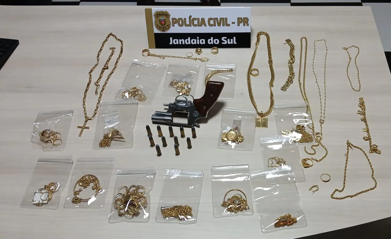 Arma, joias e carro foram apreendidos