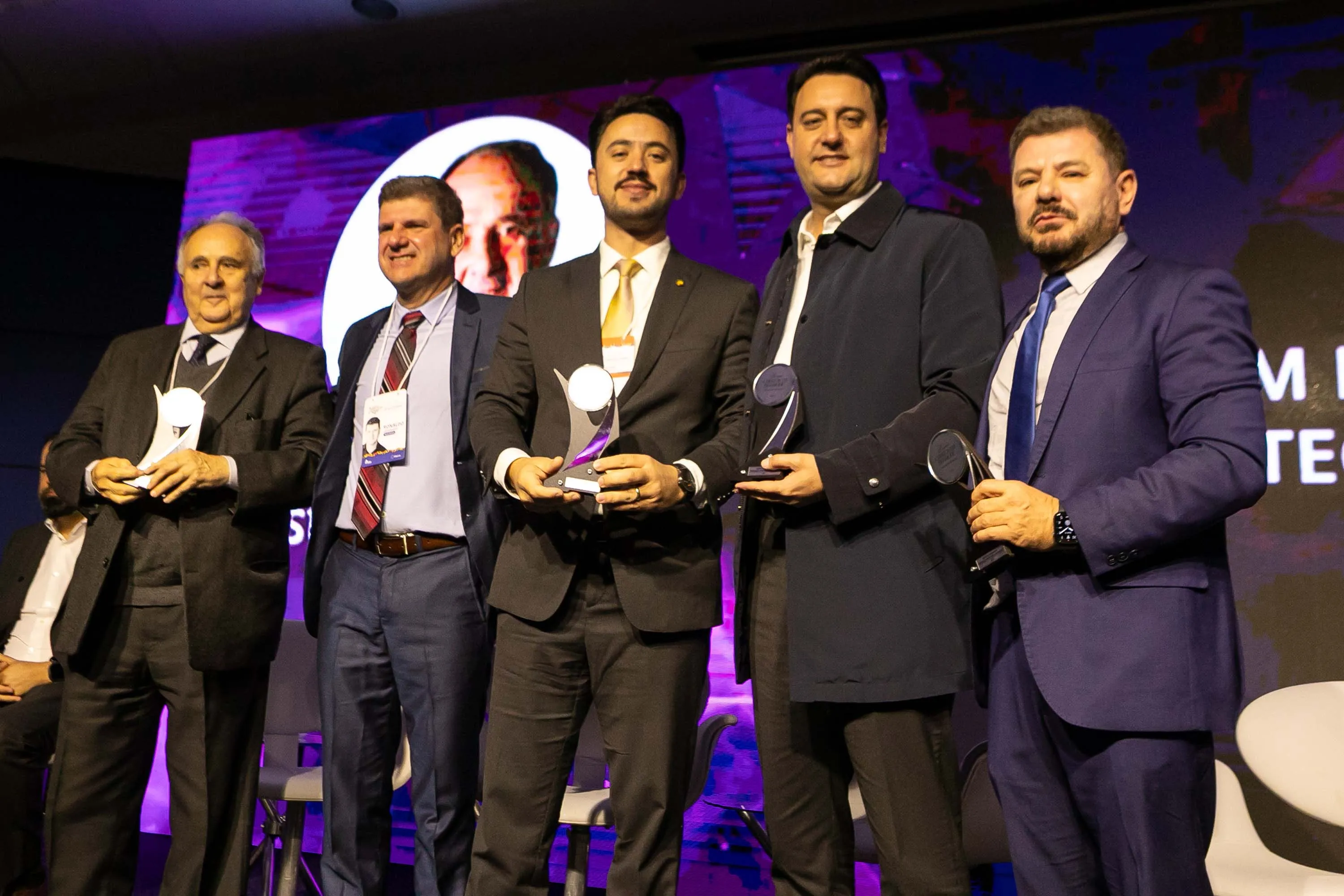 Curitiba, 11 de junho de 2025 - Governador Carlos Massa Ratinho Junior recebe o Prêmio Político Humanizador durante o Congresso Internacional Novo Tempo na Educação.