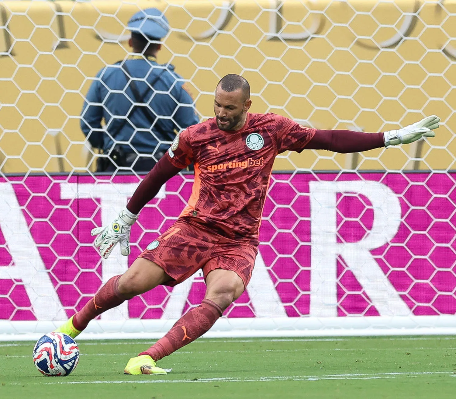 O goleiro Weverton, da SE Palmeiras, em jogo contra a equipe do FC Porto, durante partida válida pela fase de grupos, da Copa Mundial de Clubes da FIFA, no Metlife Stadium. (Foto: Cesar Greco/Palmeiras/by Canon)
