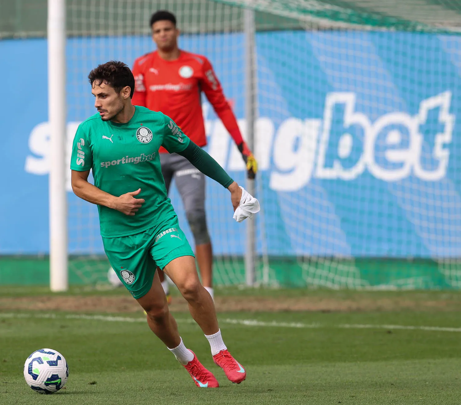 O jogador Raphael Veiga, da SE Palmeiras, durante treinamento, na Academia de Futebol. (Foto: Cesar Greco/Palmeiras/by Canon)