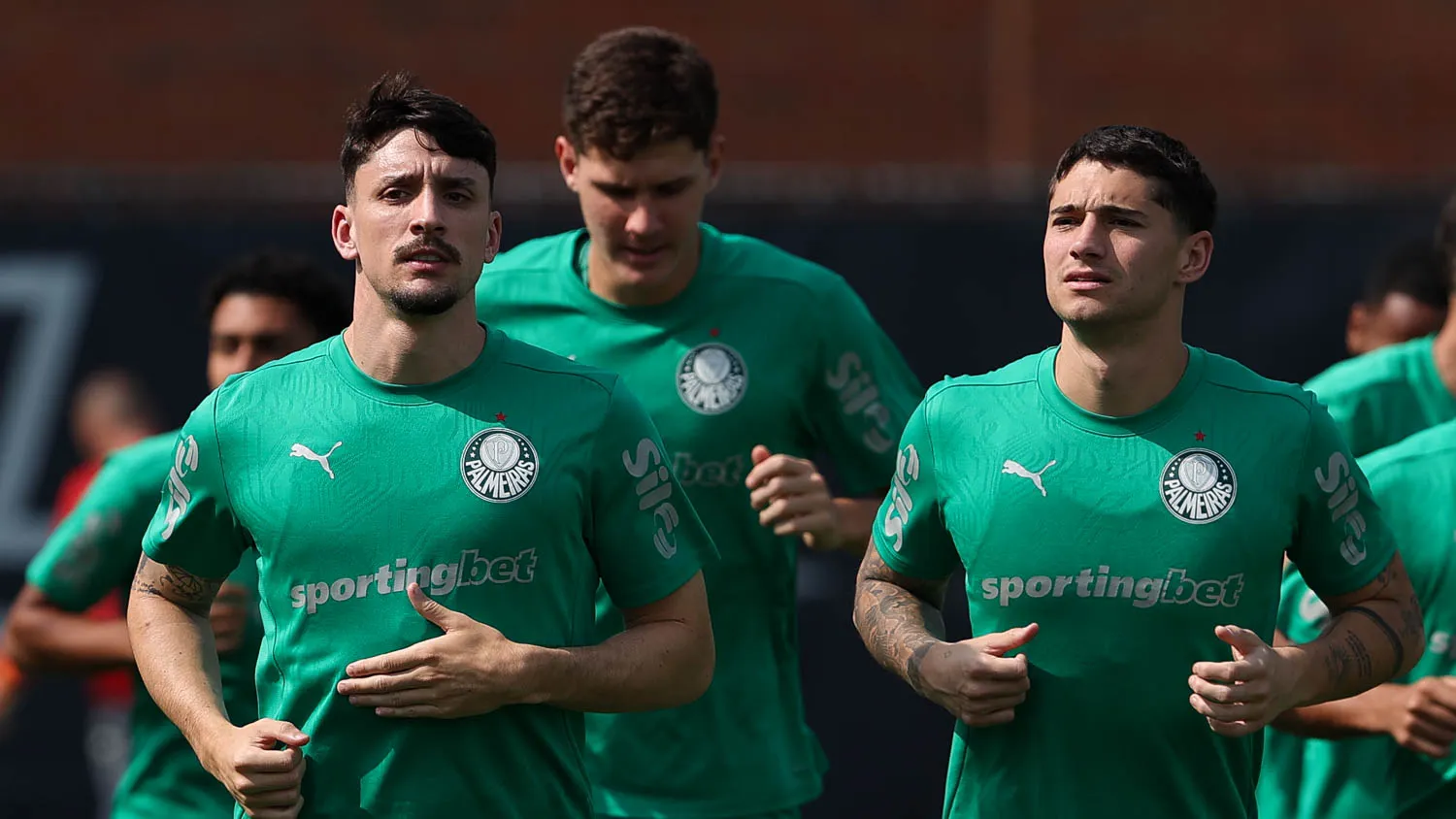 Os jogadores Joaquín Piquerez e Emiliano Martínez (D), da SE Palmeiras, durante treinamento, na Universidade da Carolina do Norte. (Foto: Cesar Greco/Palmeiras/by Canon)