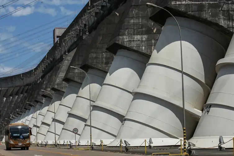 Imagem descritiva da notícia Consumo de IA no Paraguai faz Itaipu estudar construção de 2 turbinas