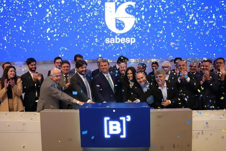 Imagem ilustrativa da imagem Após privatização, Sabesp registra mais receita, demissão e vazamentos
