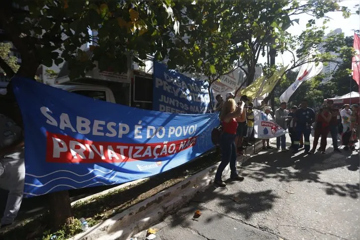 Imagem ilustrativa da imagem Após privatização, Sabesp registra mais receita, demissão e vazamentos