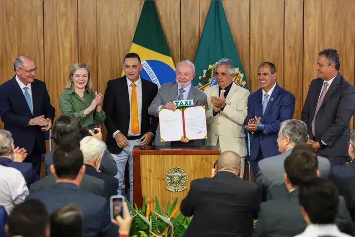 Imagem ilustrativa da imagem Fim da taxa de verificação de taxímetros beneficiará 300 mil taxistas
