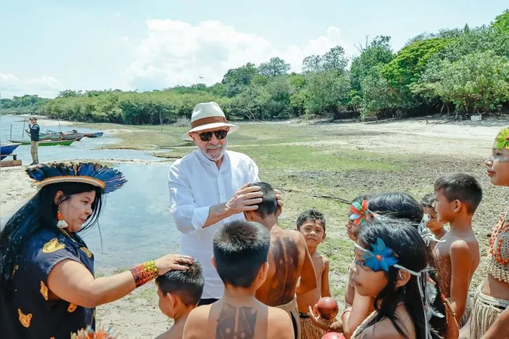 Imagem ilustrativa da imagem Lula visita aldeia indígena e promete energia para 4,3 mil famílias