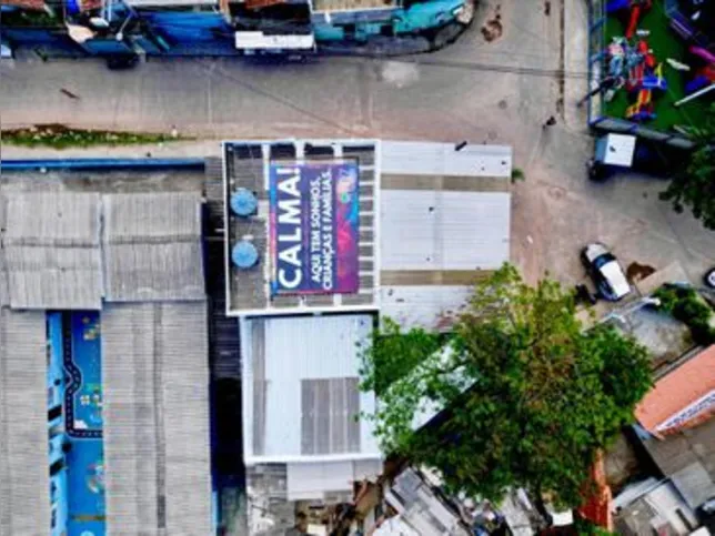 Imagem ilustrativa da imagem Telhado na Cidade de Deus diz: "Aqui tem crianças, sonhos e famílias"