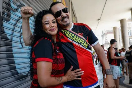 Imagem descritiva da notícia Famílias se juntam à multidão para festejar título do Flamengo no RJ