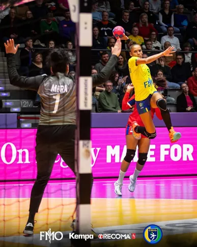 Imagem ilustrativa da imagem Brasil sobra diante de Cuba na estreia do Mundial de Handebol Feminino