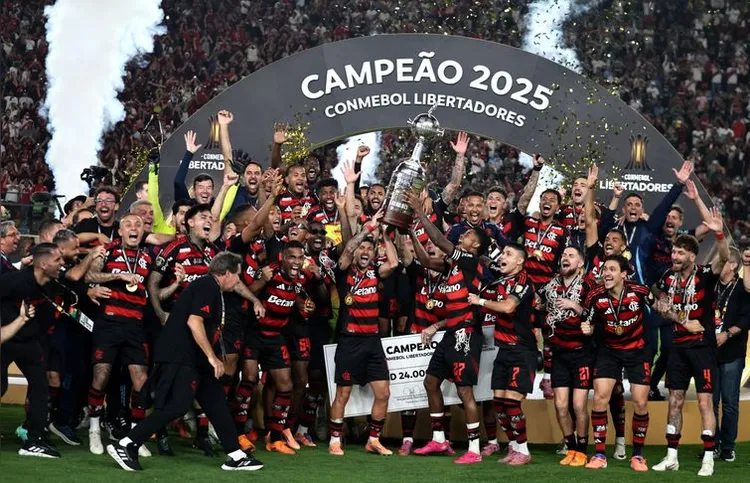 Imagem ilustrativa da imagem Famílias se juntam à multidão para festejar título do Flamengo no RJ