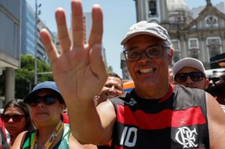 Imagem ilustrativa da imagem Famílias se juntam à multidão para festejar título do Flamengo no RJ