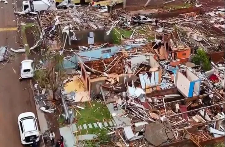 Imagem ilustrativa da imagem Governo garante verbas e serviços após tornado que atingiu o Paraná