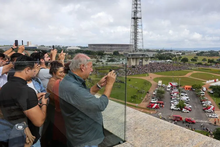Imagem descritiva da notícia Tradicional hotel de luxo é implodido no centro de Brasília