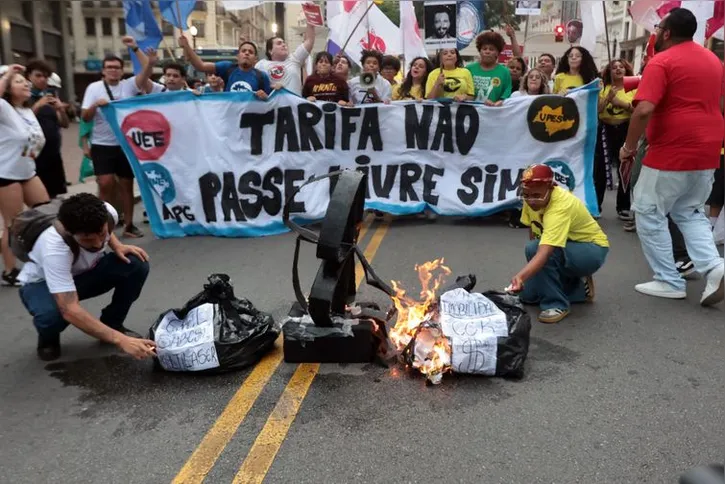 Imagem ilustrativa da imagem Estudantes protestam contra aumento da tarifa de ônibus em São Paulo
