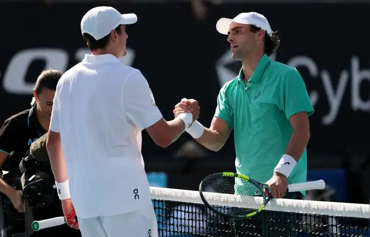 Imagem ilustrativa da imagem Fora de ritmo, João Fonseca cai na estreia do Aberto da Austrália