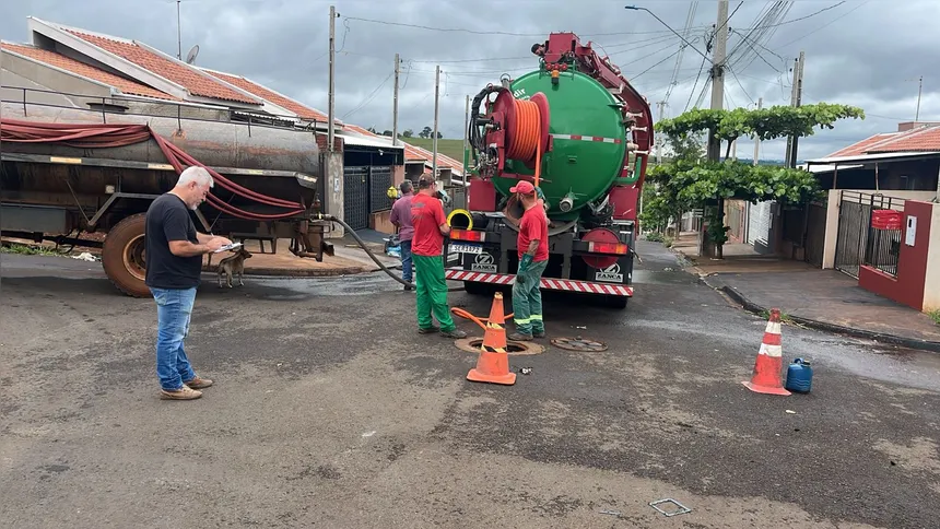 Imagem ilustrativa da imagem Prefeitura de Cambira inicia limpeza em bueiros