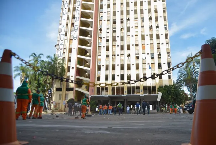 Imagem ilustrativa da imagem Tradicional hotel de luxo é implodido no centro de Brasília