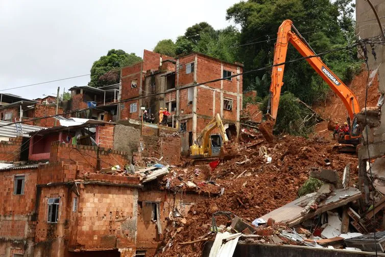 Imagem descritiva da notícia Com medo de novo deslizamento em MG, pedreiro cobra moradia digna