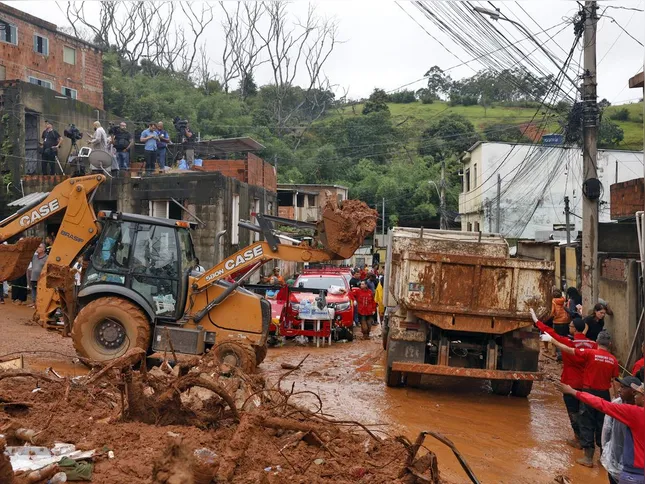 Imagem ilustrativa da imagem Soterrado, homem sobrevive com ajuda de amigo em Juiz de Fora
