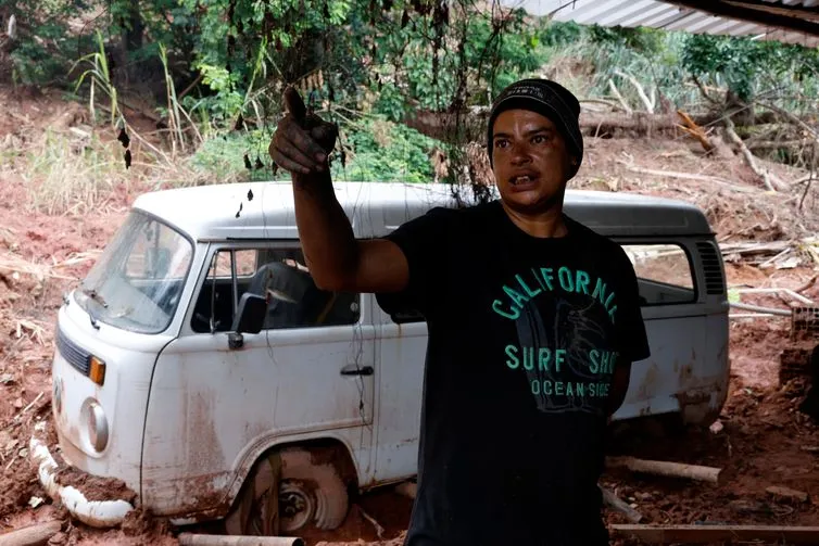 Imagem descritiva da notícia Morador de Juiz de Fora vive entre escombros de casa atingida por lama