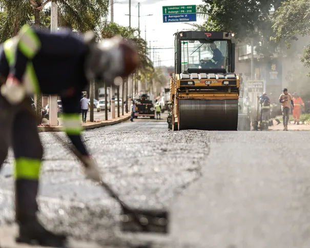 Imagem ilustrativa da imagem Arapongas dá inicio à aplicação de asfalto na Avenida Gaturamo