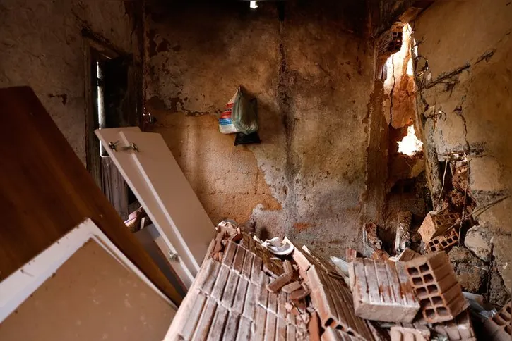 Imagem ilustrativa da imagem Morador de Juiz de Fora vive entre escombros de casa atingida por lama