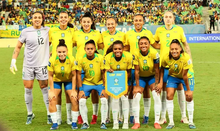 Imagem descritiva da notícia Aprovada na Câmara, lei da Copa Feminina reconhece atletas pioneiras