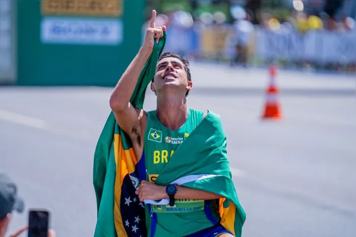Imagem ilustrativa da imagem Caio Bonfim e equipe feminina conquistam bronze no Mundial de Marcha