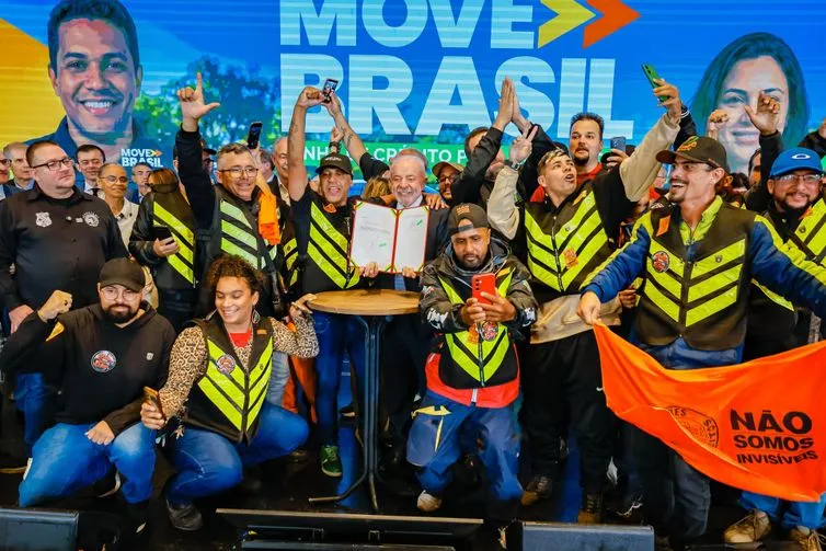 Imagem descritiva da notícia Lula cria programa de R$ 30 bilhões para motoristas de aplicativos
