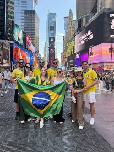 Imagem ilustrativa da imagem Apucaranenses engrossam a torcida canarinho na busca pelo hexa na Copa