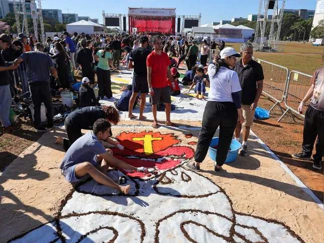 Imagem ilustrativa da imagem Jovens no DF se unem por tapetes de Corpus Christi e “jejum” de telas