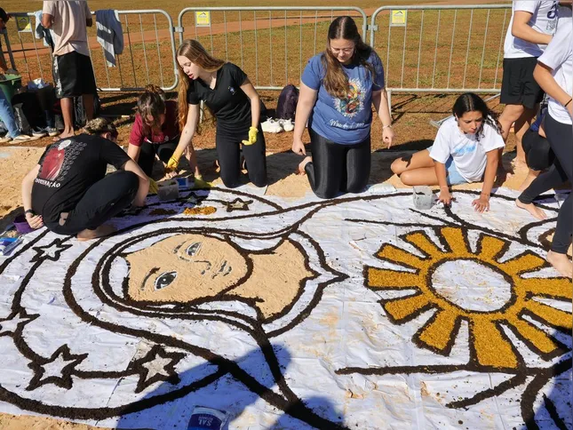 Imagem ilustrativa da imagem Jovens no DF se unem por tapetes de Corpus Christi e “jejum” de telas