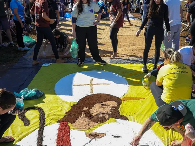 Imagem ilustrativa da imagem Jovens no DF se unem por tapetes de Corpus Christi e “jejum” de telas
